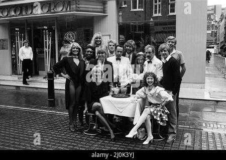 Des célébrités, dont Andrew Sachs, Matthew Kelly, Henry Kelly, Bonnie Langford, Su Pollard, Cheryl Baker et Mike Nolan de Bucks Fizz, prenant part à un « déjeuner de célébrité » spécial qui se tient à Coconut Grove pour aider la Capital radio à aider Un appel à l'enfance de Londres. 23rd mai 1982. Banque D'Images