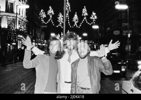 Les Bee Gees sont à la recherche des lumières de noël à Regent Street Londres, le 22nd novembre 1981. De gauche à droite : Robin Gibb Barry Gibb Maurice Gibb Banque D'Images