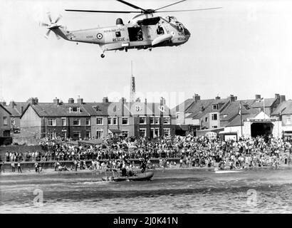 Un hélicoptère de recherche et de sauvetage de la RAF, Westland Sea King, participe à un exercice avec le canot de sauvetage RNLI dans le port de Newbiggin. 03/08/1981 Banque D'Images