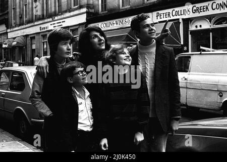 Certains des acteurs de Watch on the Rhine par la compagnie nationale de théâtre qui se présentent au Threatre Royal, Newcastle, en faisant une visite de la ville le 22nd octobre 1980. Un jeune Adam Godley (extrême droite) Banque D'Images