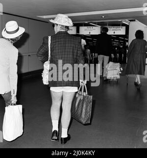 Elton John arrivée à l'aéroport de Heathrow depuis Antigua. 20th août 1981. Banque D'Images