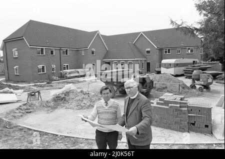 Le Recteur de l'église St Botolph, ChEvening, Rév. Maurice Hewett vu ici avec Bob Tenton qui passe en charge des plans de la cour Denesfield. Un développement de 16 appartements de vie abrités. Vers juillet 1981 Banque D'Images