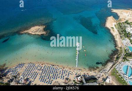 Photographie aérienne de drone de la plage de la baie de figuiers. Vacances d'été chypre. Banque D'Images