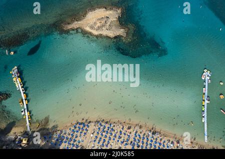 Photographie aérienne de drone de la plage de la baie de figuiers. Vacances d'été chypre. Banque D'Images