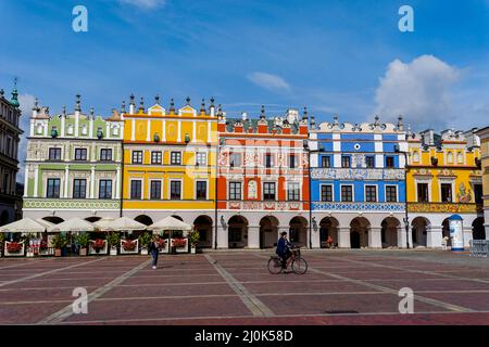 Bâtiments Renaissance colorés sur la grande place du marché dans le centre de la vieille ville de Zamosc Banque D'Images