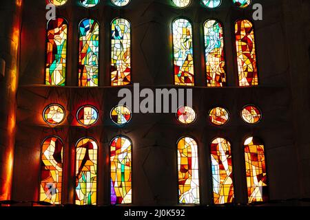 Barcelone, Espagne - 15 décembre 2019 : vitraux de l'intérieur de la Sagrada Familia à Barcelone, Espagne. Banque D'Images