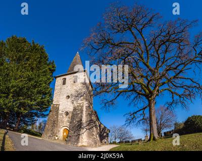 Sadroc (Corrèze, Nouvelle Aquitaine, France) - vue panoramique de l'église Saint-Pierre en hiver Banque D'Images