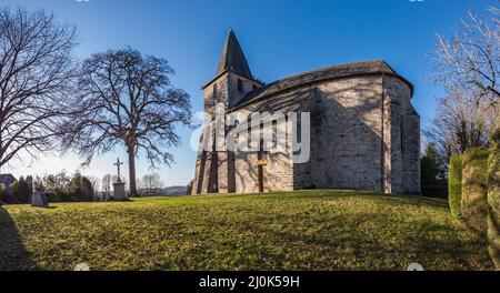 Sadroc (Corrèze, Nouvelle Aquitaine, France) - vue panoramique de l'église Saint-Pierre en hiver Banque D'Images