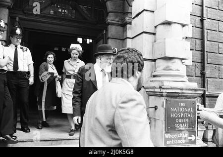 Scenes Outside Hospital, The National Hospital for Neurology and Neurochirurgie, Queen Square, Londres, vendredi 4th juin 1982. Notre photo montre ... le Grand Rabbin, Emmanuel Jakobovits à l'extérieur de l'hôpital. C'est là que Shlomo Argov, l'ambassadeur israélien au Royaume-Uni, a été pris après une tentative d'assassinat la veille. Shlomo Argov a été tiré dans la tête lorsqu'il est arrivé dans sa voiture après un banquet à l'hôtel Dorchester, à Park Lane, Londres. Argov n'a pas été tué, mais il a été grièvement blessé. Israël a utilisé la tentative de la vie d'Argov comme motif de la guerre du Liban de 1982. Banque D'Images