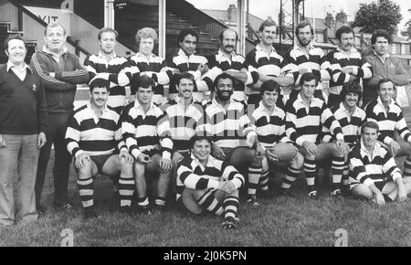 Photo de l'équipe - Coventry RFC - joueurs et officiels - rangée arrière : l - r : George Cole, Jim Broderick, Chris Ison, John Eaton, Bernie Clarke, Thumper Dingley, Tony Gulliver, Rob Fardoe, Graham Robbins, Jim Robinson. Première rangée : Steve Wilkes, Huw Davies, Steve Brain, Mal Malik, Dave Foulks (capt.), Peter Rossborough, Steve Thomas, Simon Maisey. Assis: Roy Freemantle, Tim Butimore.4th septembre 1981 Banque D'Images