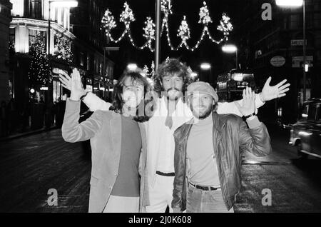 Les Bee Gees sont à la recherche des lumières de noël à Regent Street Londres, le 22nd novembre 1981. De gauche à droite : Robin Gibb Barry Gibb Maurice Gibb Banque D'Images