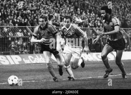 Match de la ligue des Wanderers de Birmingham City et Wolverhampton à St Andrews le 1981 novembre. Derek Parkin (à gauche) et le coéquipier George Berry (à droite) de Wolves tentent de fermer / poursuivre après Dave Langan de Birmingham City (au centre) score final : Birmingham City 0-3 Wolverhampton Wanderers 1982 League Campaign Banque D'Images