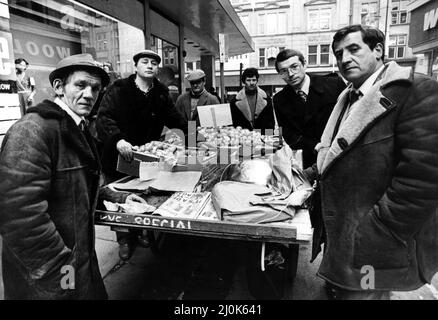 Newcastle barrow garçons avec leurs licences de commerce légal dans le centre-ville le 26th octobre 1981. Ils fêtaient après une bataille de sept ans avec le conseil municipal de Newcastle. De gauche à droite, John Prendergast, Thomas quinn, H. Drummond, Frank Kelly, Albert Sayers et James Holmes Banque D'Images