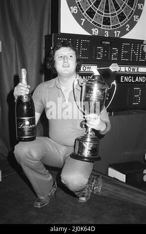 Le joueur de fléchettes britannique Eric Bristow célèbre sa victoire sur John Lowe lors de la finale du Championnat du monde des fléchettes 1981 de l'ambassade au Jollees Cabaret Club de Stoke on Trent. Ici, il est photographié tenant le trophée après sa victoire de 5-3. 17th janvier 1981. Banque D'Images