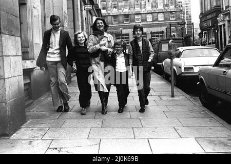 Certains des acteurs de Watch on the Rhine par la compagnie nationale de théâtre qui se présentent au Threatre Royal, Newcastle, en faisant une visite de la ville le 22nd octobre 1980. Un jeune Adam Godley (à l'extrême gauche) Banque D'Images