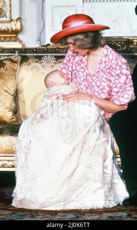 La princesse Diana tient son fils le prince William dans ses bras dans la salle de dessin blanche de Buckingham Palace à la suite d'une cérémonie privée de baptême dans la salle de musique.4th août 1982. Banque D'Images