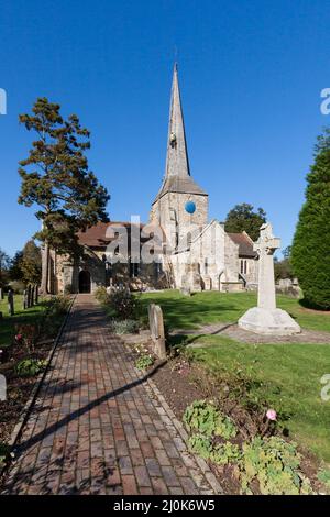 HORSTED KEYNES, SUSSEX, Royaume-Uni - OCTOBRE 8 : Steeplejack travaillant sur le toit de l'église à Horsted Keynes à Sussex le 8 octobre 2009. Banque D'Images