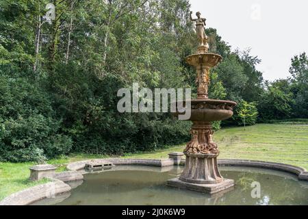 TUNBRIDGE WELLS, KENT, Royaume-Uni - SEPTEMBRE 17 : vue sur la fontaine du parc Dunloran, Tunbridge Wells, Kent, le 17 septembre 2021 Banque D'Images