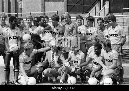 Watford FC président Elton John avec l'équipe de football Watford lors d'un photocall. 29 août 1982. Banque D'Images