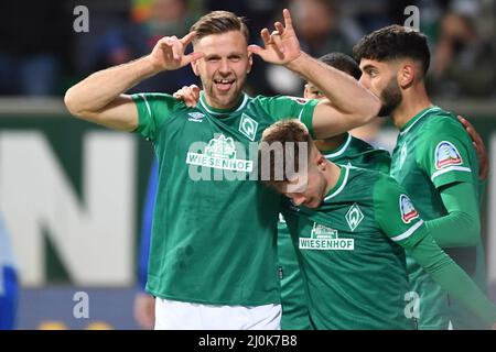 Brême, Allemagne. 19th mars 2022. Football: 2nd Bundesliga, Werder Bremen - Darmstadt 98, Matchday 27, wohninvest Weserstadion. Niclas Füllkrug (l) de Werder célèbre son but pour 1:0 avec Romano Schmid. Crédit : Carmen Jaspersen/dpa - REMARQUE IMPORTANTE : Conformément aux exigences de la DFL Deutsche Fußball Liga et de la DFB Deutscher Fußball-Bund, il est interdit d'utiliser ou d'avoir utilisé des photos prises dans le stade et/ou du match sous forme de séquences et/ou de séries de photos de type vidéo./dpa/Alay Live News Banque D'Images