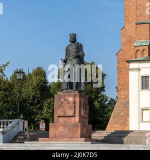 Statue du roi Boleslaw Chrobry en face de la cathédrale royale de Gniezno Banque D'Images