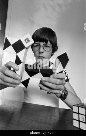 Terence Wilson, 14 ans, de Deepdale, près de Preston, avec son cube Rubik et son serpent. 28th août 1981. Banque D'Images