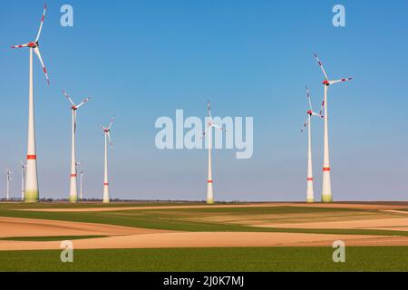 Les éoliennes sont des tours massives et très hautes avec des baldes de rotor dans la nature rurale, Allemagne Banque D'Images