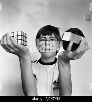 Terence Wilson, 14 ans, de Deepdale, près de Preston, avec son cube Rubik et son serpent. 28th août 1981. Banque D'Images