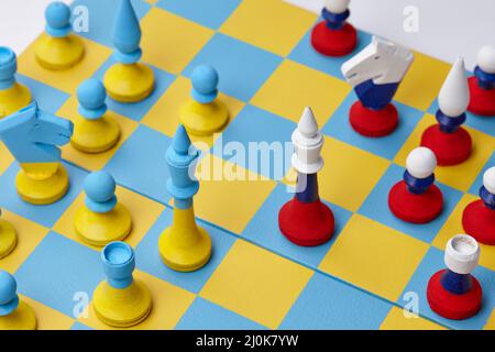 Jeux d'échecs de couleurs nationales ukrainiennes et russes à bord Banque D'Images