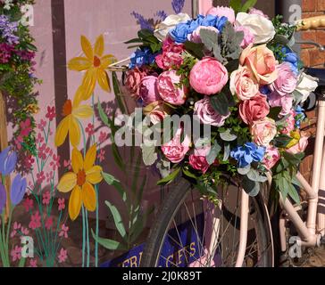 Fleurs de Pâques sur un vélo Banque D'Images