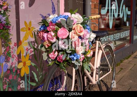 Fleurs de Pâques sur un vélo Banque D'Images