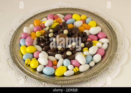 Bonbons et chocolats traditionnels turcs colorés aux amandes, conçus dans un plateau rond vintage, Banque D'Images