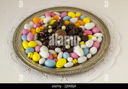 Bonbons et chocolats traditionnels turcs colorés aux amandes, conçus dans un plateau rond vintage, Banque D'Images