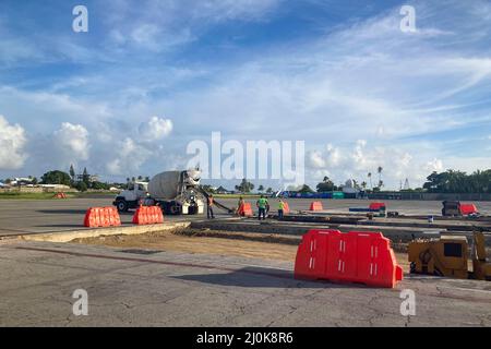 Medellin, Antioquia, Colombie - novembre 19 2021 : ouvriers rénoquant la piste d'asphalte de l'aéroport de San Andrés Banque D'Images