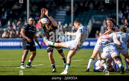 Londres, Royaume-Uni. 19th mars 2022. Tom James, de Northampton Saints, s'est mis à l'épreuve lors du match de la première coupe de rugby entre Saracens et Northampton Saints au stade StoneX, Londres, Angleterre, le 19 mars 2022. Photo de Phil Hutchinson. Utilisation éditoriale uniquement, licence requise pour une utilisation commerciale. Aucune utilisation dans les Paris, les jeux ou les publications d'un seul club/ligue/joueur. Crédit : UK Sports pics Ltd/Alay Live News Banque D'Images