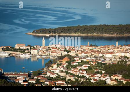 Vue de haut angle des bâtiments par mer contre le ciel de la ville de Rab Croatie Banque D'Images
