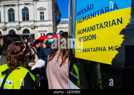 Przemysl, Ukraine. 18th mars 2022. Les réfugiés ukrainiens embarquer dans un bus. Les réfugiés ukrainiens fuyant la guerre dans leur patrie traversent la Pologne à bord du train. (Photo de Ty O'Neil/SOPA Images/Sipa USA) crédit: SIPA USA/Alay Live News Banque D'Images