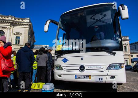 Przemysl, Ukraine. 18th mars 2022. Les réfugiés ukrainiens embarquer dans un bus. Les réfugiés ukrainiens fuyant la guerre dans leur patrie traversent la Pologne à bord du train. (Photo de Ty O'Neil/SOPA Images/Sipa USA) crédit: SIPA USA/Alay Live News Banque D'Images