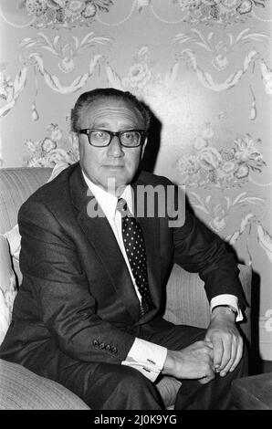 Henry Kissinger lors d'une conférence de presse, répondant à des questions sur son dernier livre, années of bouleversements. Claridge's Hotel, Londres. 27th avril 1982. Banque D'Images