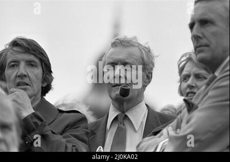 Le député Dennis Skinner (à gauche) se tient aux côtés de Tony Benn sur la plate-forme du rassemblement du Parti travailliste, « Jobs First the socialiste alternative », le 19th septembre 1981 Banque D'Images