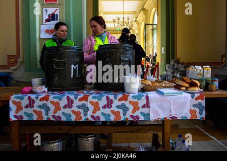 Przemysl, Ukraine. 18th mars 2022. Des boissons chaudes et des pâtisseries sont disponibles pour les réfugiés. Les réfugiés ukrainiens fuyant la guerre dans leur patrie traversent la Pologne à bord du train. (Photo de Ty O'Neil/SOPA Images/Sipa USA) crédit: SIPA USA/Alay Live News Banque D'Images