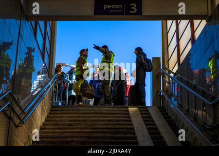 Przemysl, Ukraine. 18th mars 2022. Des réfugiés ukrainiens vus à une gare. Les réfugiés ukrainiens fuyant la guerre dans leur patrie traversent la Pologne à bord du train. (Photo de Ty O'Neil/SOPA Images/Sipa USA) crédit: SIPA USA/Alay Live News Banque D'Images