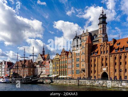 Vue sur le front de mer de la rivière Motlawa dans la vieille ville historique de Gdansk Banque D'Images
