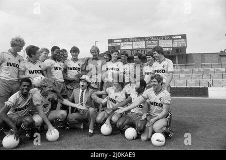 Watford FC président Elton John avec l'équipe de football Watford lors d'un photocall. 29 août 1982. Banque D'Images