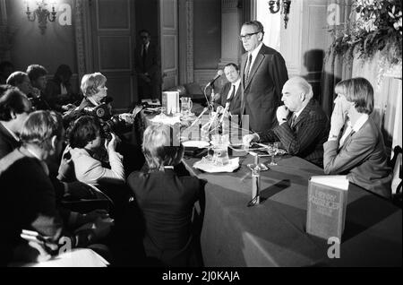 Henry Kissinger s'est exprimé lors d'une conférence de presse, répondant aux questions sur son dernier livre, années de bouleversements. Claridge's Hotel, Londres. 27th avril 1982. Banque D'Images