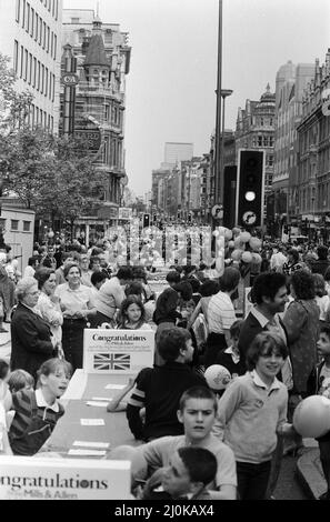 L'Oxford Street Association a organisé une fête pour plus de 5000 enfants avant le mariage royal. La fête s'étendait de Tottenham court Road à Marble Arch. 26th juillet 1981. Banque D'Images