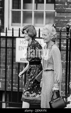 Lady Jane Fellowes (à gauche) et la mère de la princesse Diana, Frances Shand Kydd (à droite), visitent la princesse Diana à l'hôpital St. Mary's de Londres, après avoir donné naissance à son premier fils, le prince William. Photo prise le mardi 22nd juin 1982. Banque D'Images