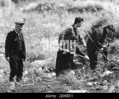 Meurtres de Huyton, Merseyside, août 1980. John Greenwood 11 et Gary Miller 11 ont été retrouvés en train de mourir dans un dépotoir de déchets du conseil. Ils avaient été pris au-dessus de la tête et puis enterrés sous les ordures. Lorsqu'ils ont été trouvés, ils étaient tous les deux encore en vie, mais sont morts plus tard de leurs blessures (John Greenwood, 17th août et Gary Miller, 20th août). Notre photo montre ... police recherche meurtre scène. 17th août 1980. Banque D'Images