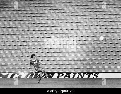 Terry McDermott joue son dernier match pour Liverpool devant un stand vide, publié le 29th septembre 1982. Banque D'Images