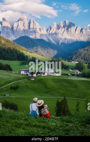Village de Santa Magdalena à Val di Funes sur les Dolomites italiens. Vue automnale de la vallée avec arbres colorés et Odle Mount Banque D'Images